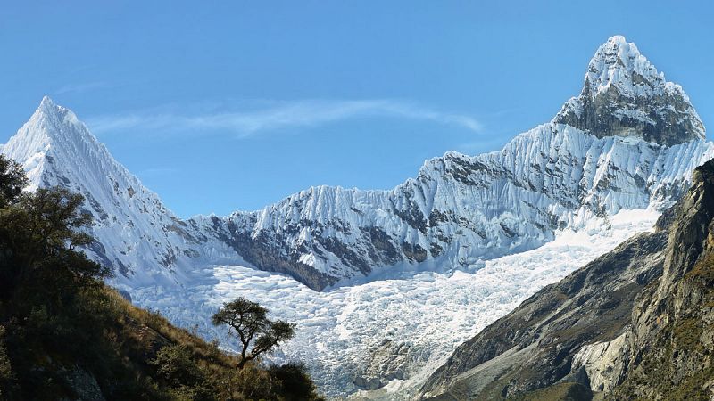 Tres montañeros españoles y un guía peruano mueren en una avalancha en Perú