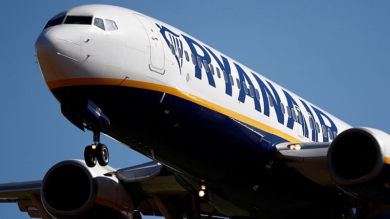 Los tripulantes de cabina de Ryanair desconvocan la huelga de este martes