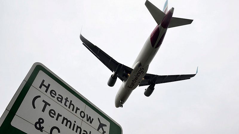 Se reanudan los vuelos en el aeropuerto de Heathrow tras ser suspendidos por el avistamiento de un dron