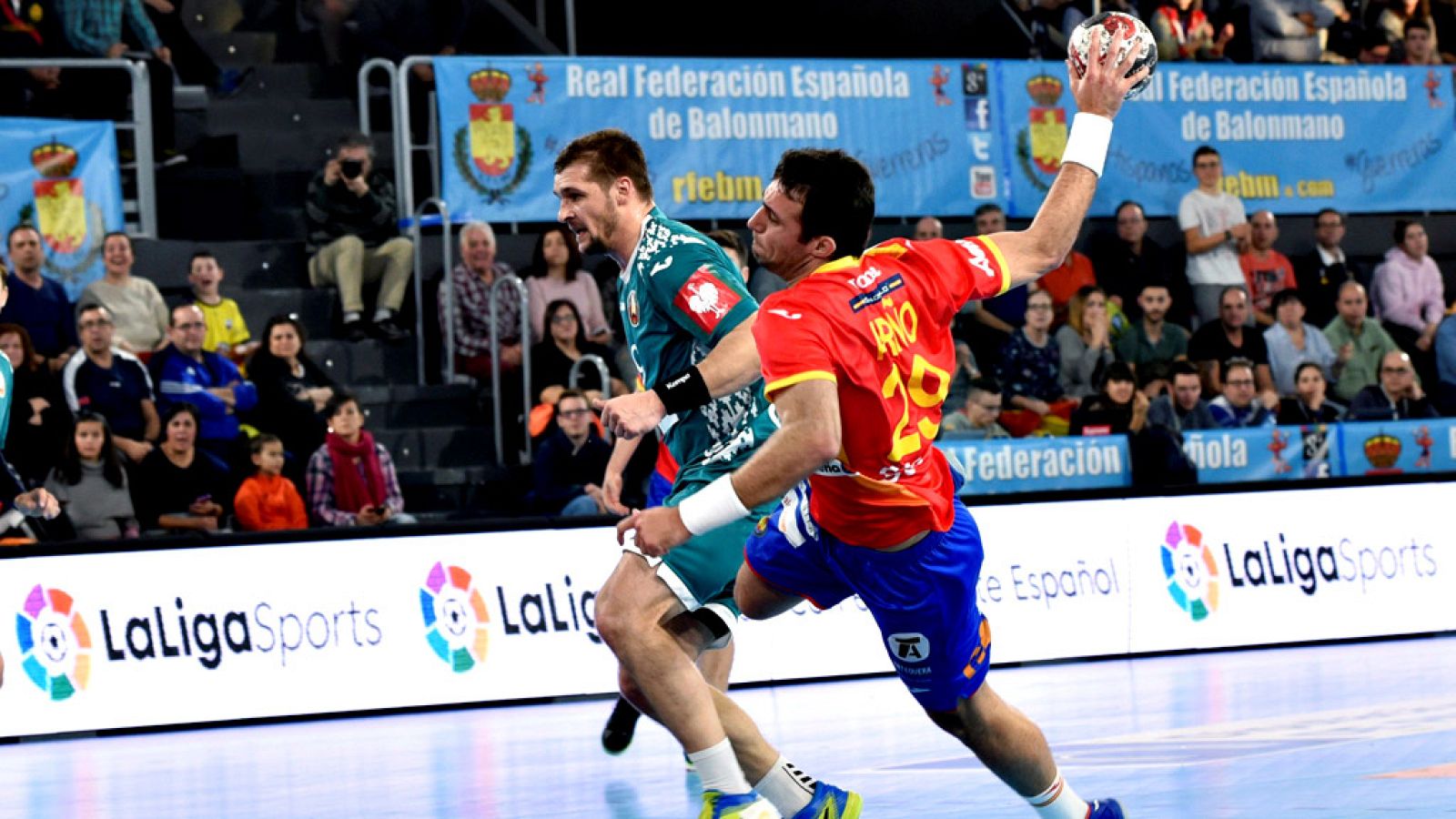 El lateral Iosu Goñi no disputará el encuentro que enfrentará esta tarde (20:30) en Múnich a la selección española con Baréin, tras ser el jugador elegido por el técnico Jordi Ribera para quedarse fuera de la lista de dieciséis inscritos que particip