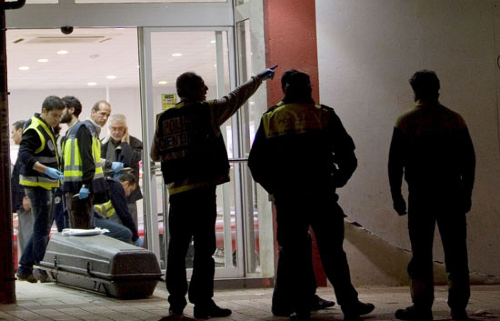 Un atracador muere en Sevilla y un policía nacional resulta herido | Ver