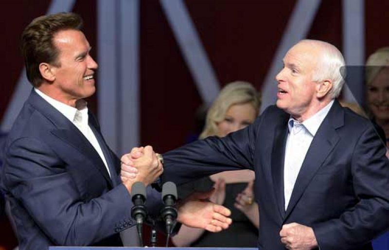 Arnold Schwarzenegger pide el voto para McCain, del que dice que es un "héroe verdadero"