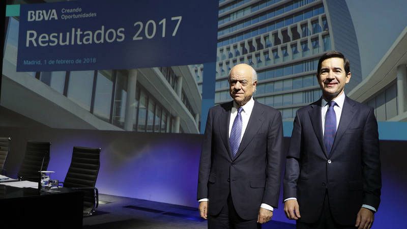 El presidente del BBVA confirma que Villarejo trabajó para el banco, pero descarta el espionaje por ahora