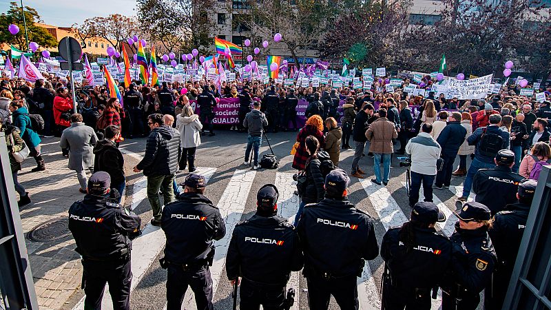 Más de 2.000 manifestantes se congregan en la movilización feminista ante el Parlamento andaluz