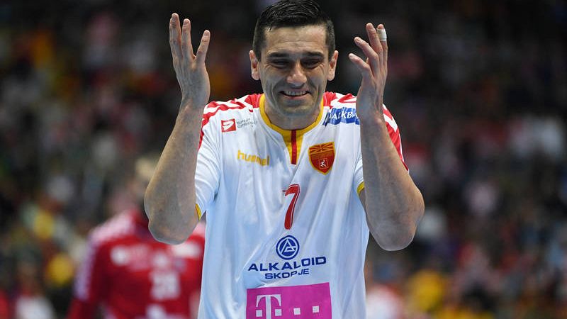 Espa�a se enfrenta al continuo 7 contra 6 de la Macedonia de Ra�l Gonz�lez