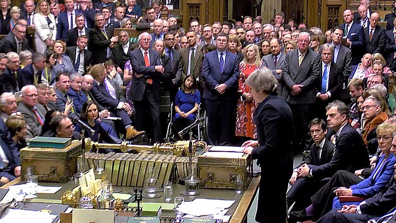 El Parlamento británico rechaza el acuerdo del 'Brexit' de May por una abultada mayoría