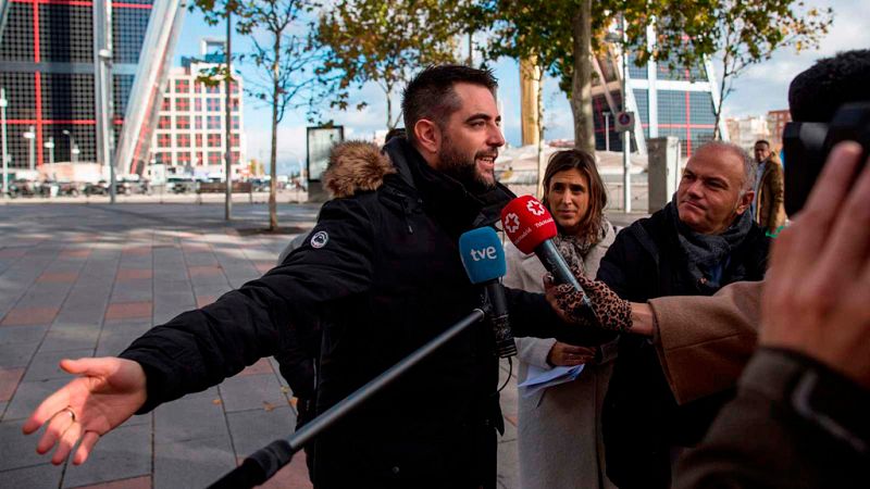 El juez archiva la causa contra Dani Mateo por sonarse la nariz con la bandera de España en televisión