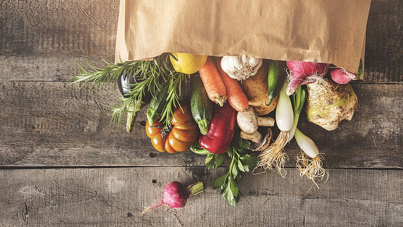Diseñan una dieta para comer sano y salvar el planeta que reduce el consumo de carne roja y azúcar al menos a la mitad