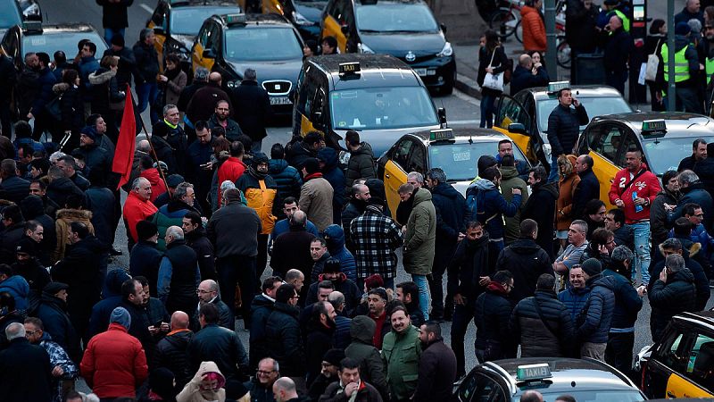 Huelga indefinida del taxi en Barcelona por la nueva regulación catalana de los VTC