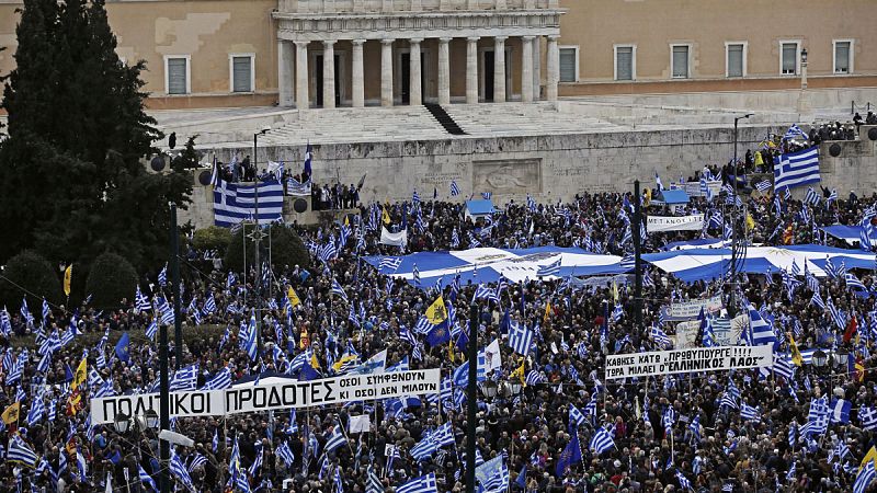 Miles de griegos se manifiestan en Atenas contra el cambio de nombre de Macedonia