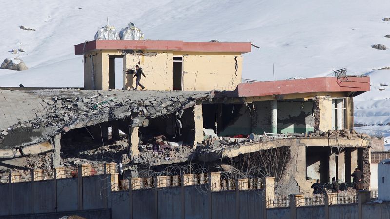 Mueren un centenar de agentes afganos en un ataque talibán contra la base de los servicios secretos