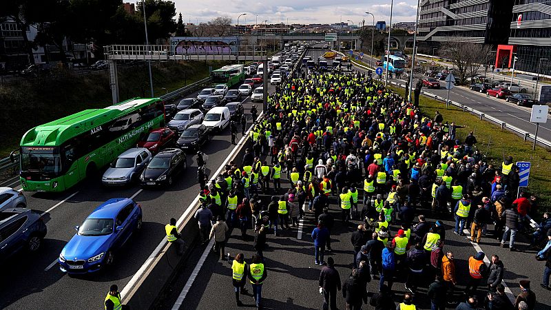 Los taxistas de Madrid vuelven a bloquear calles y carreteras ante la falta de avance en las negociaciones