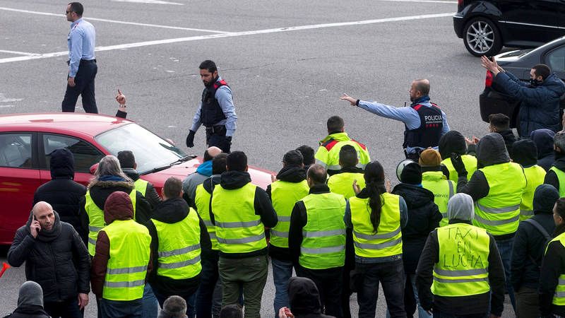Dimite el comité de huelga de Barcelona por tensiones entre los taxistas