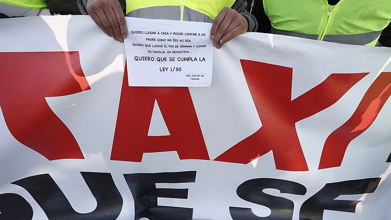 Los taxistas de Madrid siguen concentrados a las puertas de Fitur y provocan incidentes aislados con la Policía