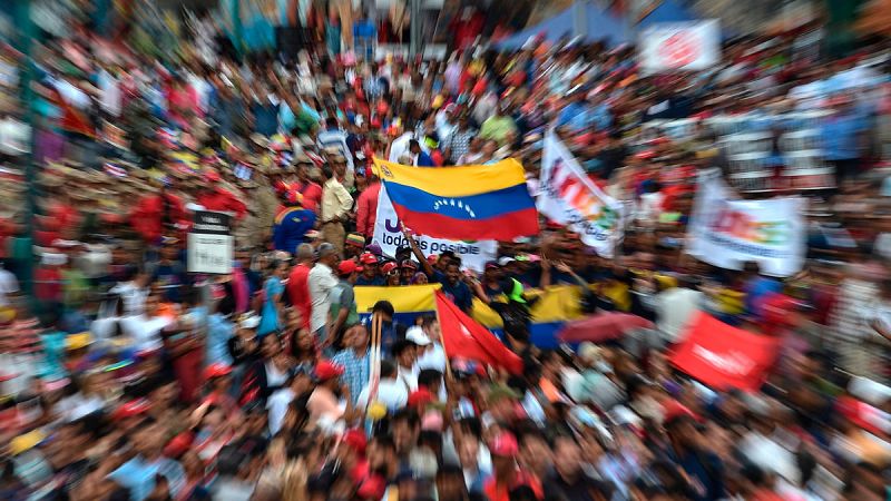 Maduro o Guaidó, un pulso de legitimidad que divide a los venezolanos y a la comunidad internacional