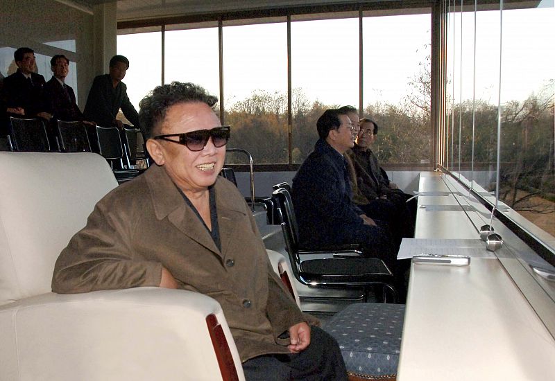 Corea del norte envía una foto de Kim Jong-Il para desmentir rumores de su estado de salud