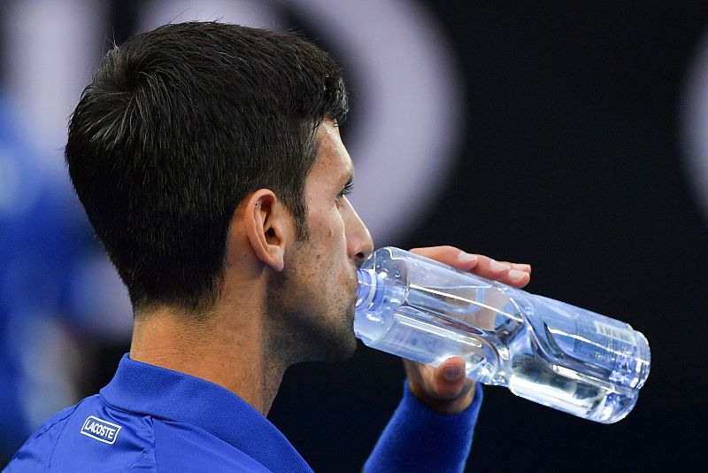 Djokovic imita a Nadal y llega a la final arrasando