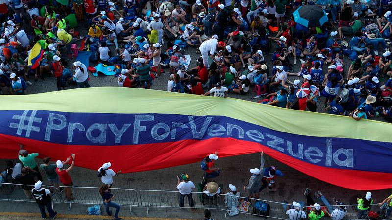 El paso adelante de Guaidó contra Maduro divide a la comunidad internacional, que pide una salida pacífica