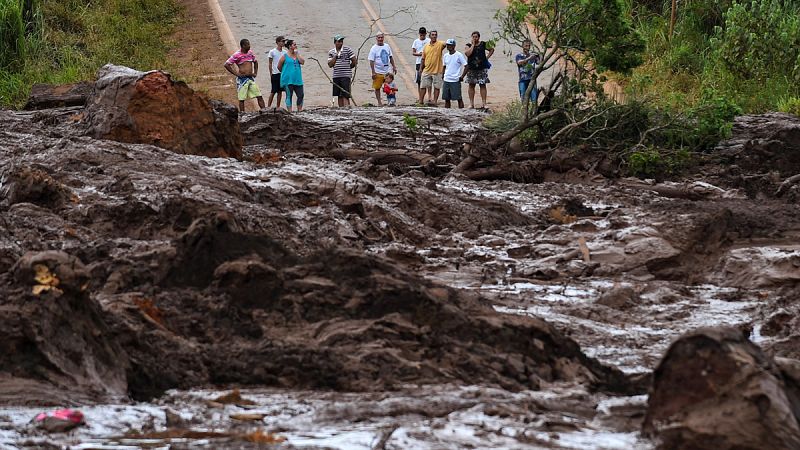 Aumenta a 34 el número de muertos tras la rotura de una presa de residuos minerales en Brasil