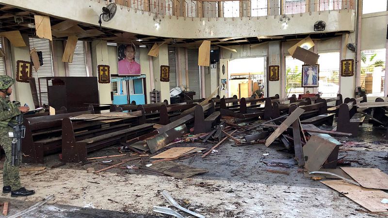 Al menos 20 muertos y 81 heridos en un atentado del Estado Islámico en una catedral de Filipinas