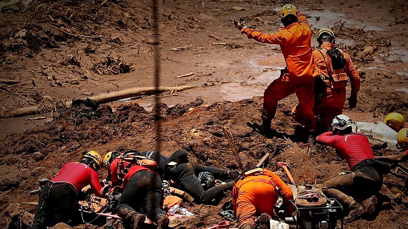 Aumenta a 60 la cifra de muertos tras la rotura de una presa de residuos minerales en Brasil