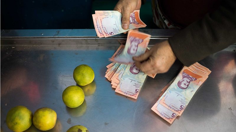 Venezuela devalúa el bolívar en casi un 35% para alinear su tasa a la del mercado negro