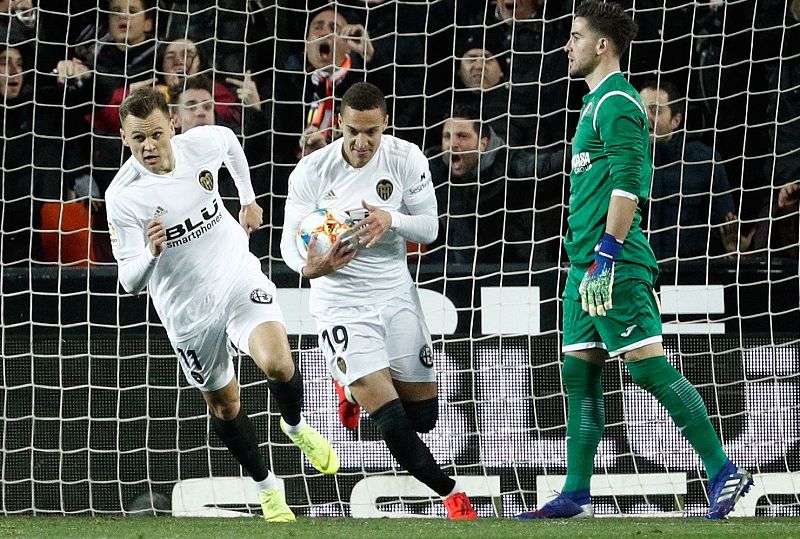 El Valencia remonta 'in extremis' con un triplete de Rodrigo y elimina al Getafe