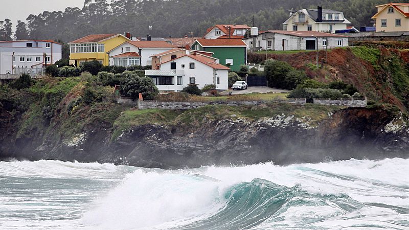 La borrasca Gabriel se aleja tras dejar fuertes vientos y grandes olas en todo el litoral cantábrico