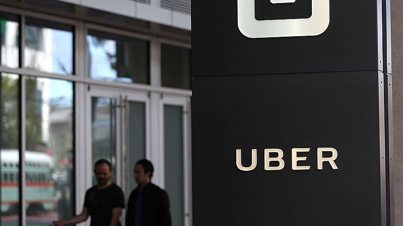 Uber y Cabify dejan de operar en Barcelona tras aprobar la Generalitat la precontratación de los VTC