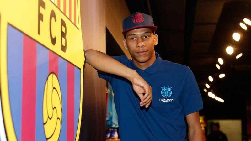 El Barcelona adelanta la llegada de Todibo