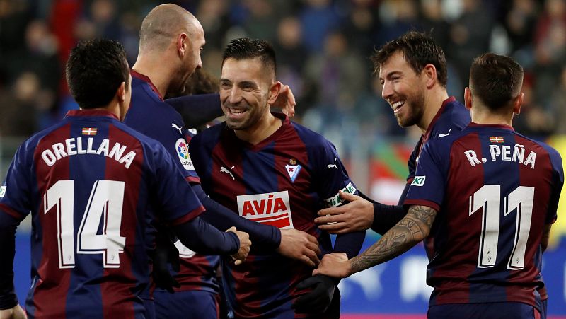 El Eibar vence y mete en problemas al Girona
