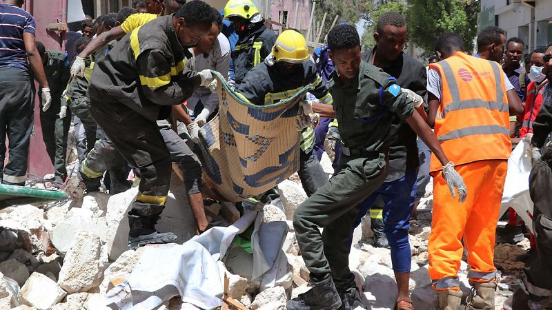 Mueren al menos una decena de personas en un atentado de Al Shabab en Mogadiscio