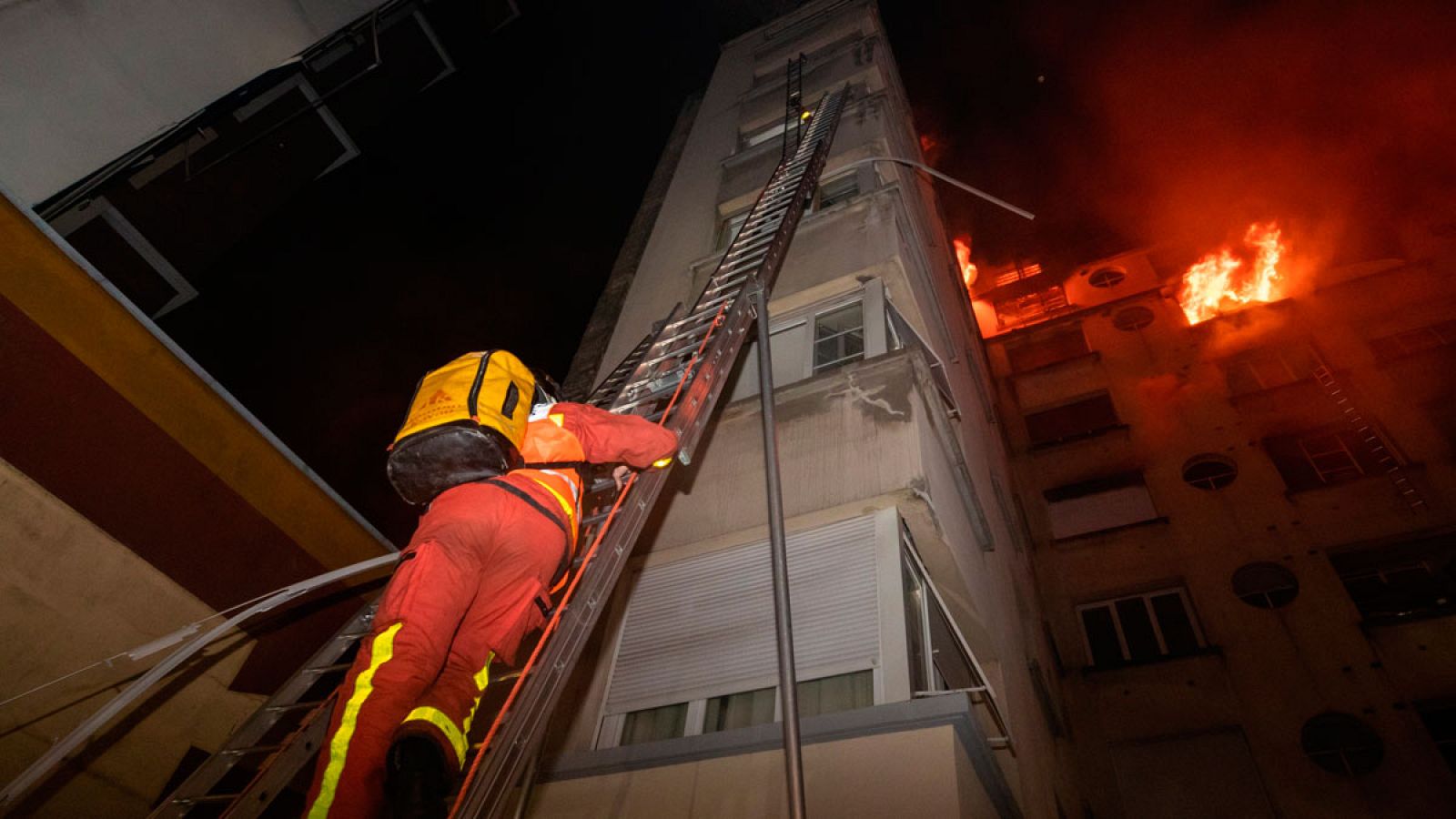 Una detenida por el incendio que ha causado 10 muertos en un edificio de París | Ver
