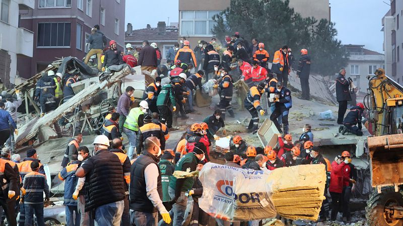 Al menos dos muertos y seis heridos tras el derrumbe de un edificio en Estambul