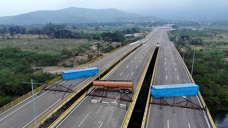 Guaidó ordena a los militares que permitan entrar la ayuda humanitaria tras el bloqueo del principal puente con Colombia