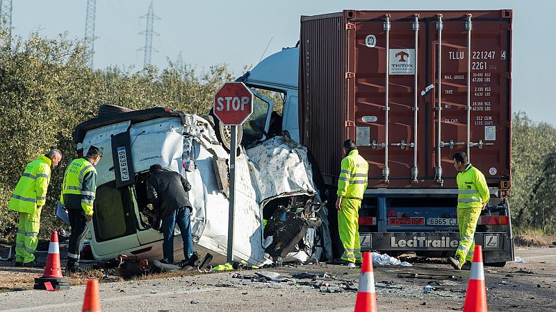 Mueren cinco empleados de una empresa al colisionar su furgoneta con un camión en Utrera, Sevilla