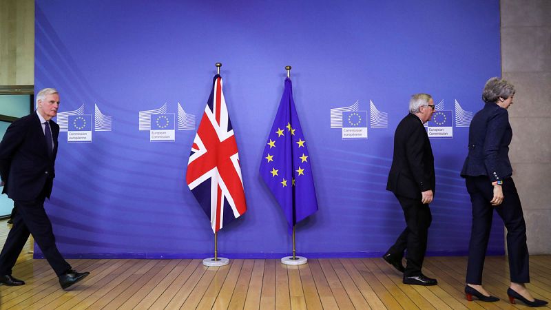 Bruselas acepta dialogar sobre el 'Brexit' pero no contempla renegociar el acuerdo