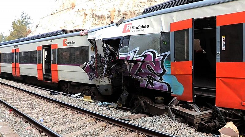 Ábalos no descarta un error humano en el accidente de Barcelona, en el que un tren se metió en otra dirección