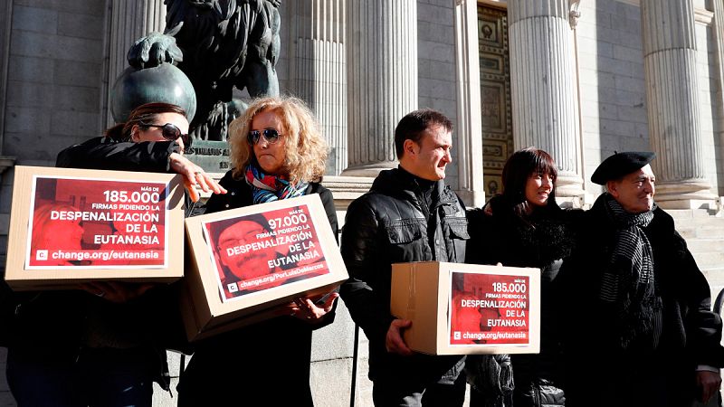 Dos familias entregan en el Congreso más de 266.000 firmas para pedir que se despenalice la eutanasia