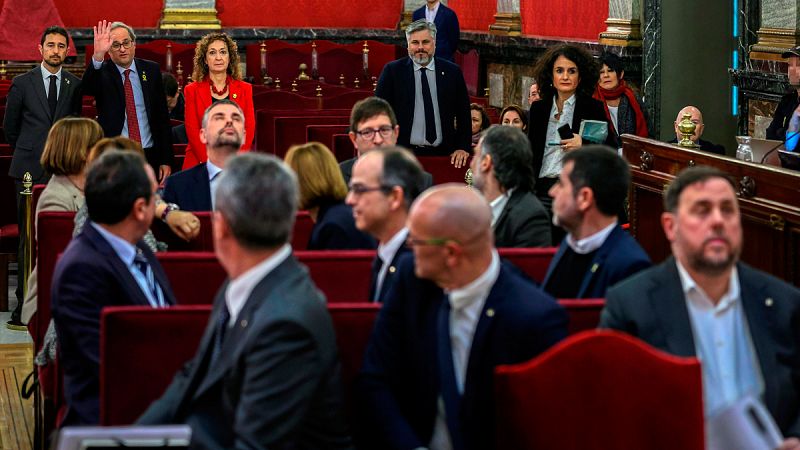 La primera imagen de Junqueras y los acusados en el banquillo del Supremo: "Fuertes" y "con la cabeza alta"