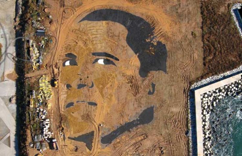 'Expectation': Un retrato gigante de Obama en el Forum de Barcelona