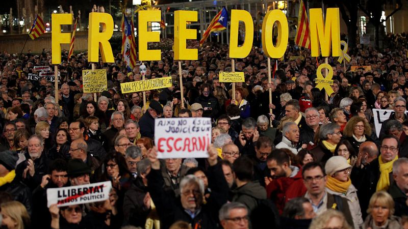 Miles de personas se concentran en Barcelona contra el inicio del juicio del 'procés'