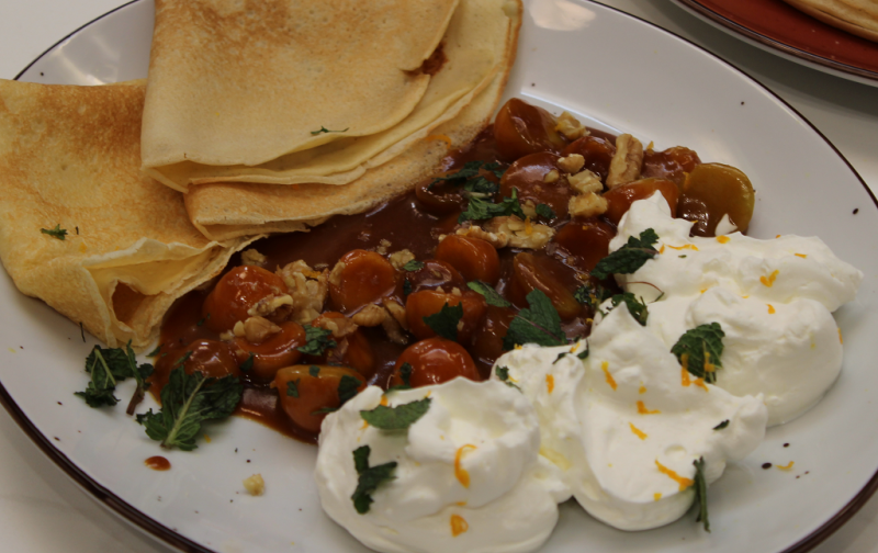 Receta de "crepes con salsa de toffee, yogur con frutas y coulis de melocotn" de Dani Garca