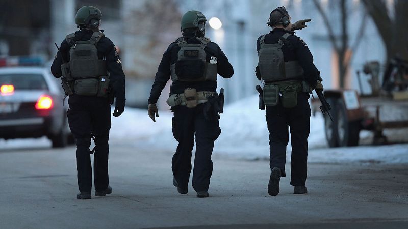 Un hombre mata a cinco personas en un tiroteo en una fábrica de Illinois antes de ser abatido