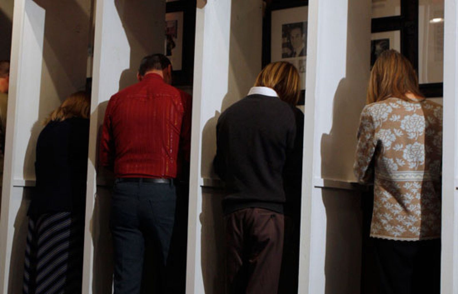 El candidato demócrata, Barack Obama, ha ganado en dos pequeños pueblos de Nueva Hampshire,en los que han votado 28 electores en total.