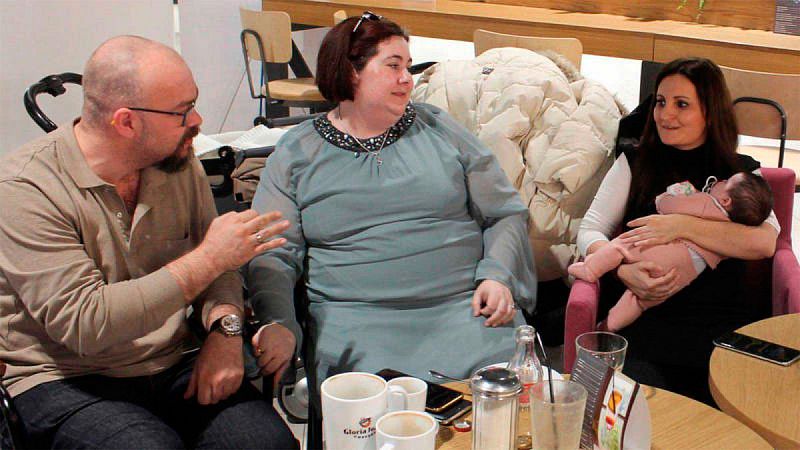 Familias españolas que recurrieron a la gestación subrogada exigen ante el consulado en Kiev registrar a sus hijos