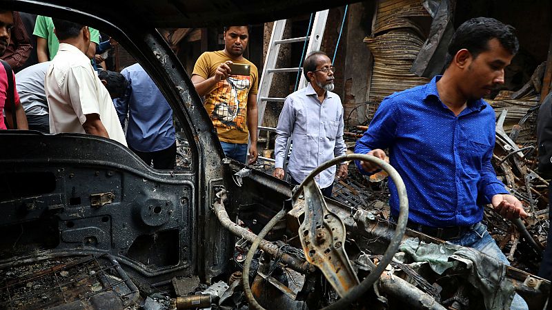 Un incendio masivo en un barrio de Bangladesh causa al menos 70 muertos