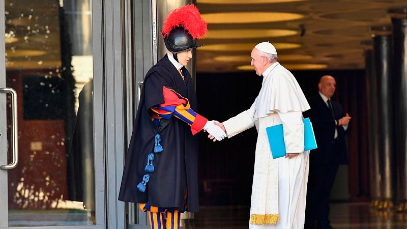 El papa reconoce que los católicos esperan "medidas concretas" para erradicar los abusos sexuales a menores