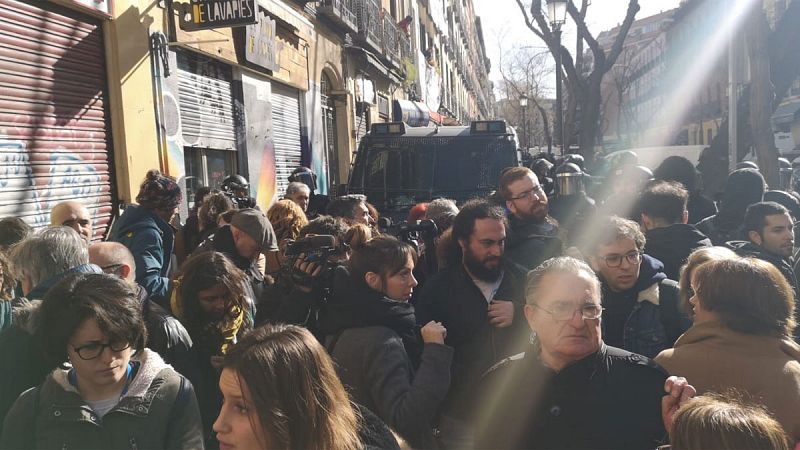 Seis detenidos en el desahucio de cuatro familias en Lavapiés: "Vacían el barrio y lo llenan de gente de tránsito"