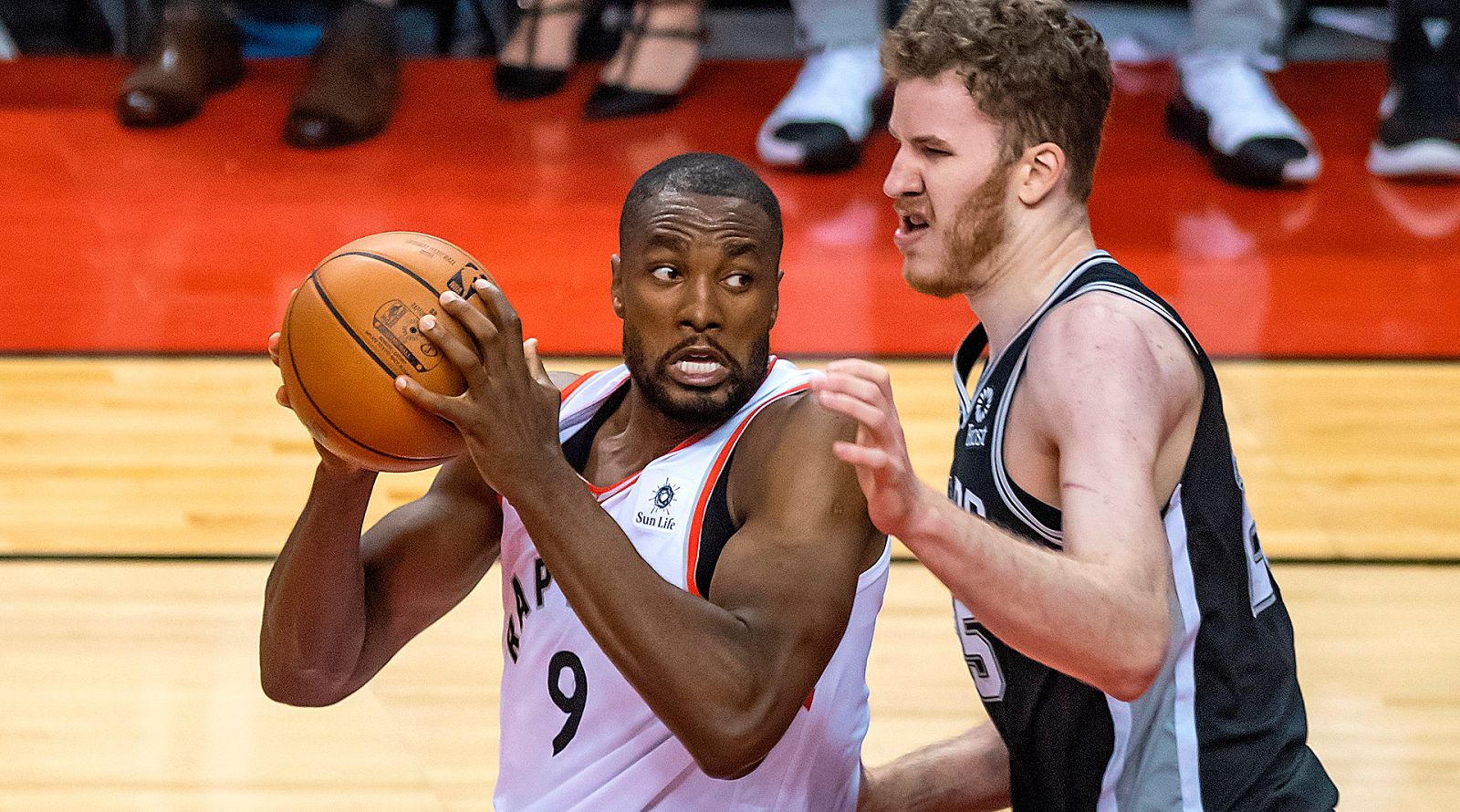 Ibaka le roba el protagonismo a los Gasol en el Raptors-Spurs